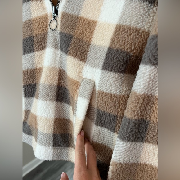 Abercrombie & Fitch Sherpa Sweater pullover extra small worn once - Picture 4 of 6